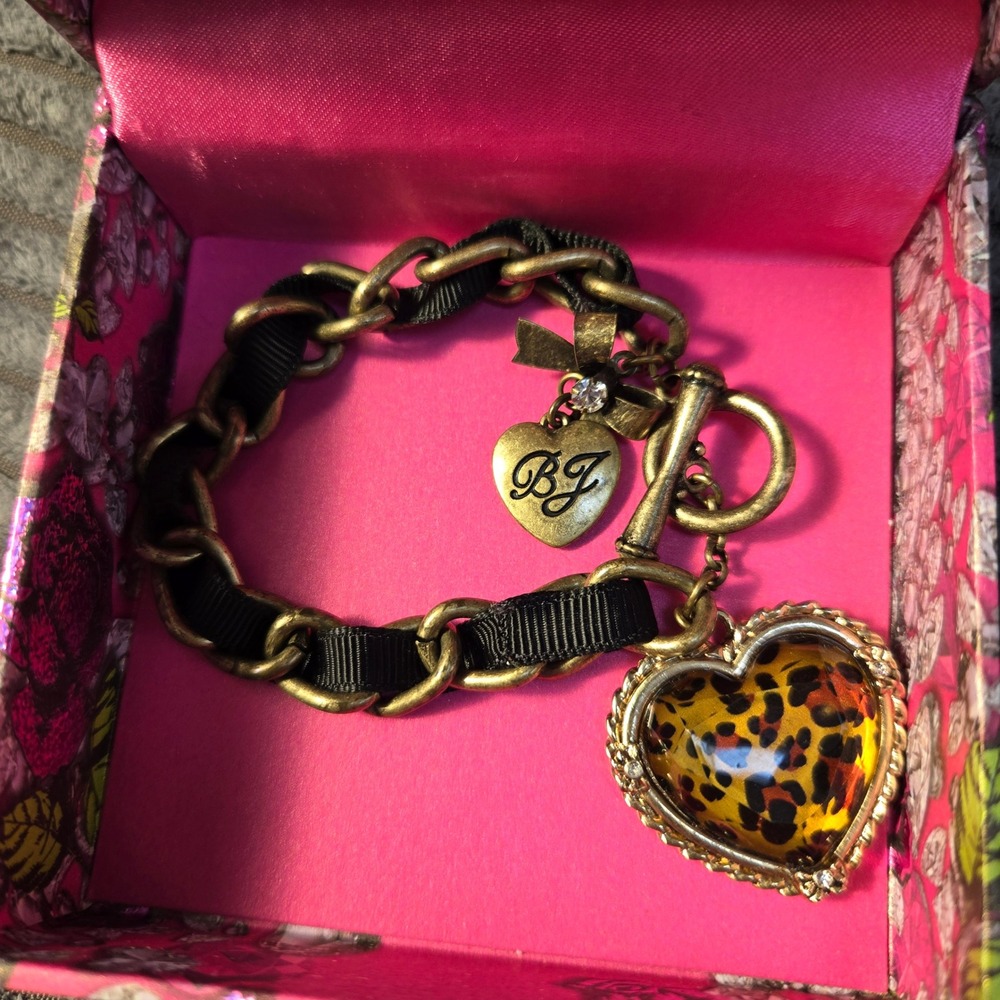 Betsey Johnson Leopard Heart Charm Bracelet Gold Tone Black Ribbon Toggle Box